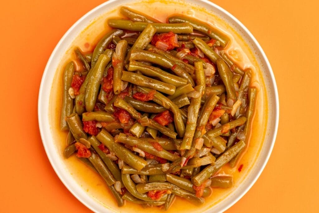 Turkish green beans in olive oil (Zeytinyağlı Taze Fasulye) served with lemon and herbs.